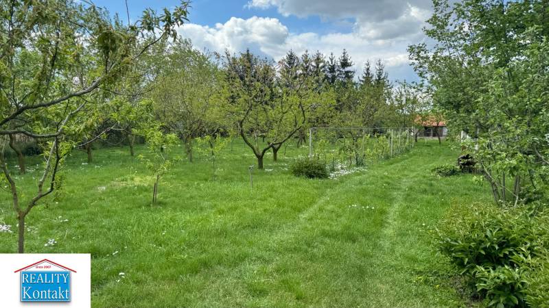 Eladó kiváló kert 1640 m2 +ház - nyaraló - Pačérok Kolárovo