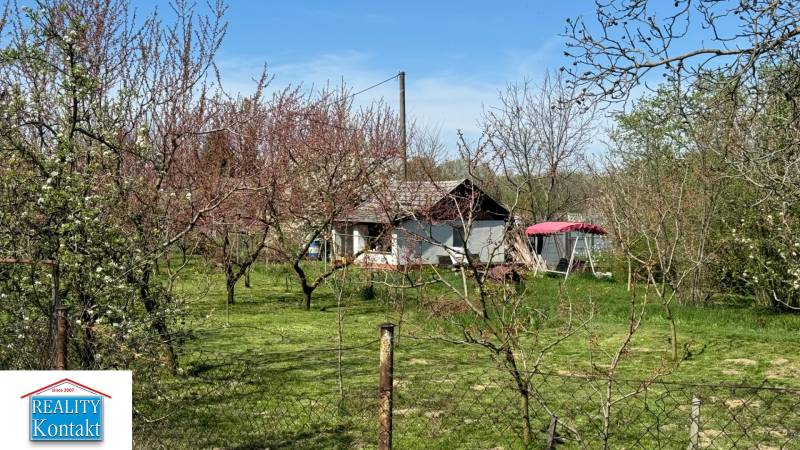 Eladó kiváló kert 1640 m2 +ház - nyaraló - Pačérok Kolárovo