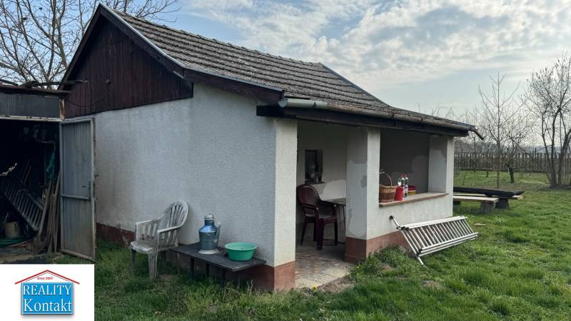 Eladó kiváló kert 1640 m2 +ház - nyaraló - Pačérok Kolárovo