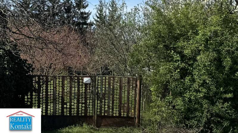 Eladó kiváló kert 1640 m2 +ház - nyaraló - Pačérok Kolárovo