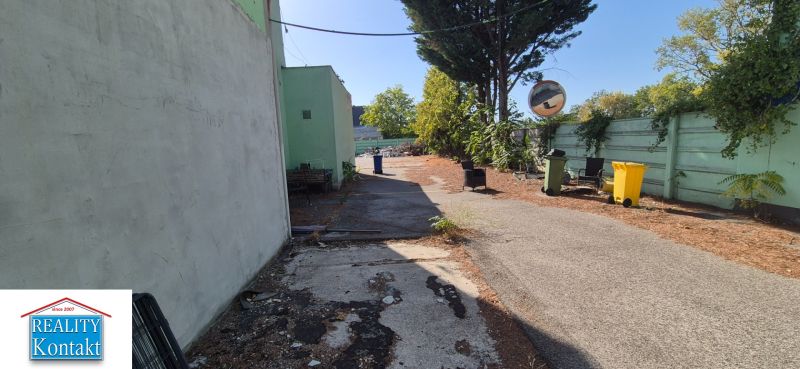 *ELADÓ: Nagy méretű keresked.komplexum 3350 m²-es telekkel Nové Zámky